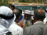 لاجئون فلسطينيون يجادلون أحد اليهود المستوطن لقريتهم أثناء زيارة قاموا بها لقريتهم المهجرة زكريا