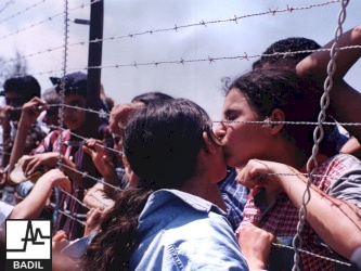 لاجئون فلسطينيون يلتقون على الحدود اللبنانية (حزيران ٢٠٠٠)