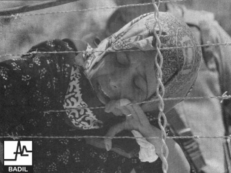 لاجئون فلسطينيون يلتقون على الحدود اللبنانية (حزيران ٢٠٠٠)