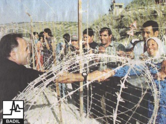 لاجئون فلسطينيون يلتقون على الحدود اللبنانية (حزيران ٢٠٠٠)