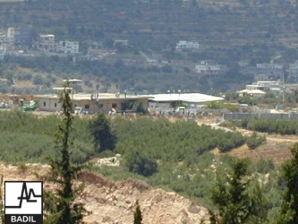 لاجئون فلسطينيون يلتقون على الحدود اللبنانية (حزيران ٢٠٠٠)