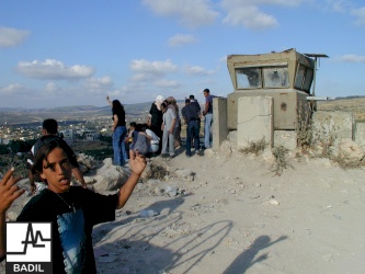لاجئون فلسطينيون يلتقون على الحدود اللبنانية (حزيران ٢٠٠٠)