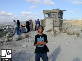 لاجئون فلسطينيون يلتقون على الحدود اللبنانية (حزيران ٢٠٠٠)