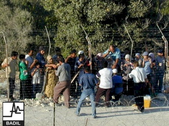 لاجئون فلسطينيون يلتقون على الحدود اللبنانية (حزيران ٢٠٠٠)