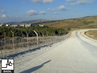 لاجئون فلسطينيون يلتقون على الحدود اللبنانية (حزيران ٢٠٠٠)