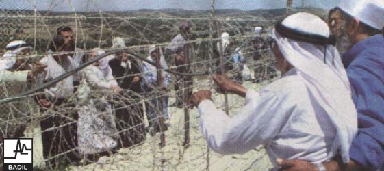 لاجئون فلسطينيون يلتقون على الحدود اللبنانية (حزيران ٢٠٠٠)