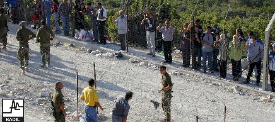 لاجئون فلسطينيون يلتقون على الحدود اللبنانية (حزيران ٢٠٠٠)