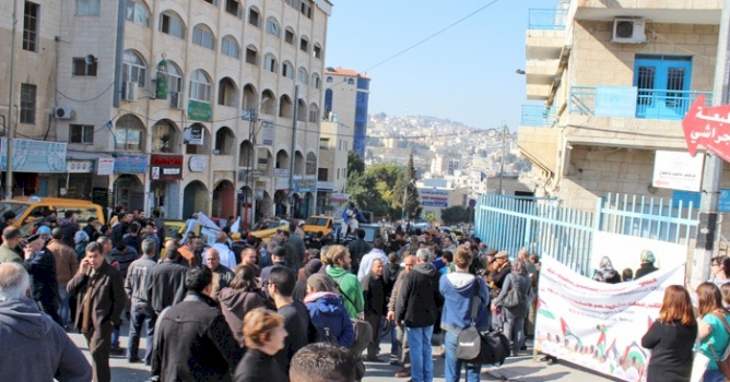 طالبت بتوفير حماية دولية للاجئين الفلسطينيين: قوى ومؤسسات وفعاليات محافظة بيت لحم تنظم مسيرة ووقفة احتجاجية أمام مقر وكالة غوث وتشغيل اللاجئين