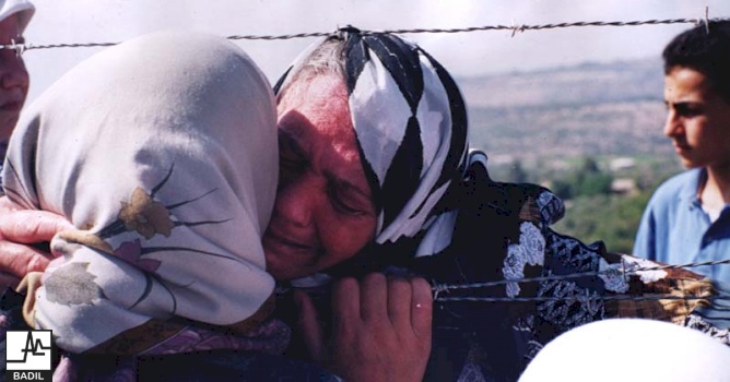 لاجئون فلسطينيون يلتقون على الحدود اللبنانية (حزيران ٢٠٠٠)