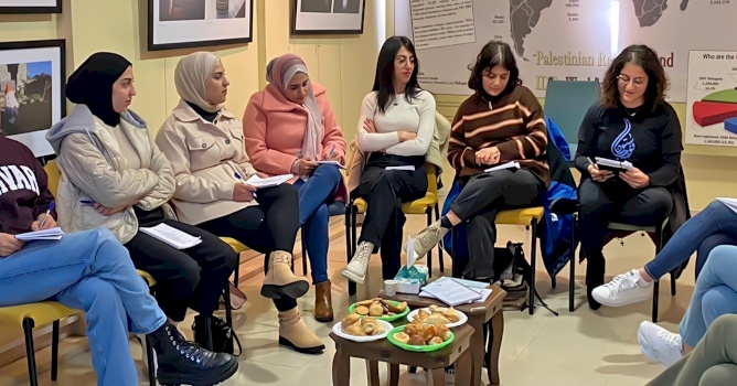 مركز بديل ينفذ رابع لقاءات مشروع "حكايات فلسطينيات" حول الكتابة الإبداعية والسرد القصصي