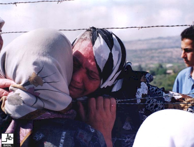 لاجئون فلسطينيون يلتقون على الحدود اللبنانية (حزيران ٢٠٠٠)