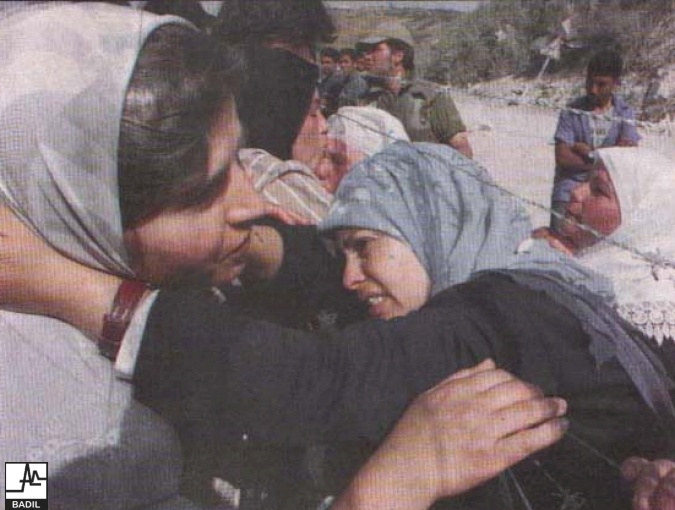 لاجئون فلسطينيون يلتقون على الحدود اللبنانية (حزيران ٢٠٠٠)