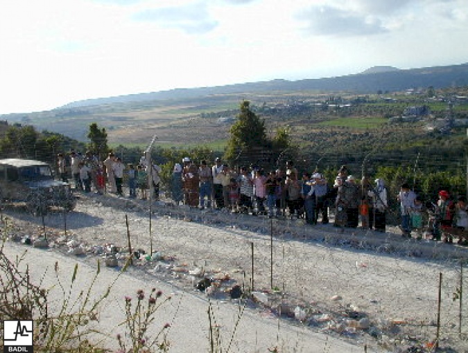 لاجئون فلسطينيون يلتقون على الحدود اللبنانية (حزيران ٢٠٠٠)
