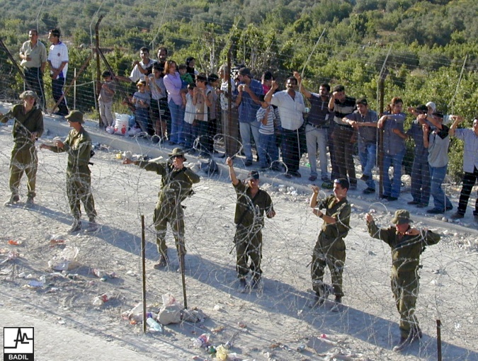 لاجئون فلسطينيون يلتقون على الحدود اللبنانية (حزيران ٢٠٠٠)