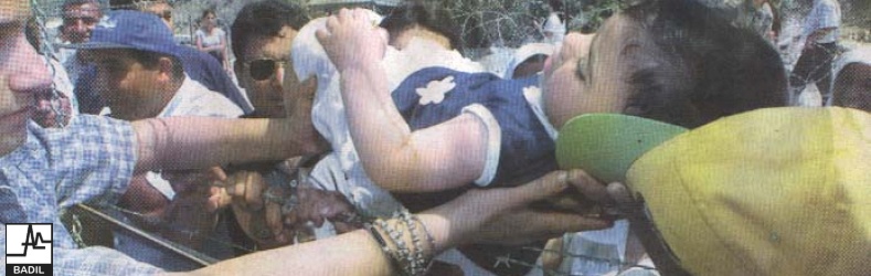 لاجئون فلسطينيون يلتقون على الحدود اللبنانية (حزيران ٢٠٠٠)