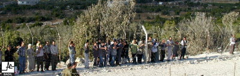 لاجئون فلسطينيون يلتقون على الحدود اللبنانية (حزيران ٢٠٠٠)