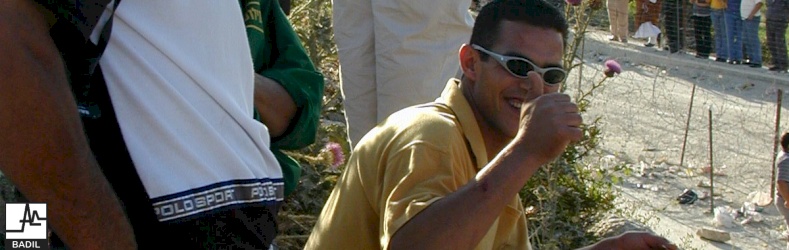 لاجئون فلسطينيون يلتقون على الحدود اللبنانية (حزيران ٢٠٠٠)