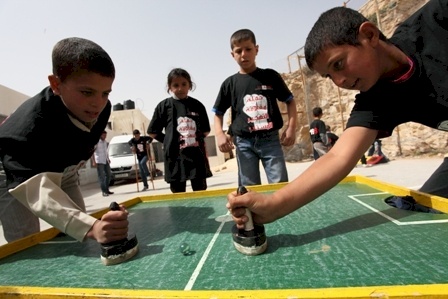 ضمن أنشطة حملة مواجهة التهجير القسري المستمر: مركز بديل ينفد يوم عمل تطوعي وترفيهي في مدرسة التواني الثانوية المختلطة جنوب محافظة الخليل