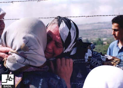 لاجئون فلسطينيون يلتقون على الحدود اللبنانية (حزيران ٢٠٠٠)