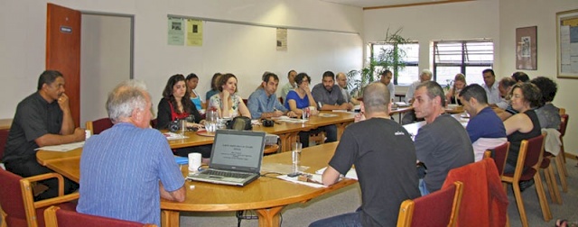 ضمن جولة ميدانية نظمها مركز بديل إلى جنوب أفريقيا للاطلاع على آليات جبر السكان الأصليين، جوهانزبرغ، شباط ٢٠١٢ . )تصوير: مركز بديل(