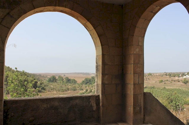 من داخل أحد البيوت المهجّرة في قرية بيت جبرين قضاء الخليل، ٢٠١٦ . )تصوير: /ليان العرة(